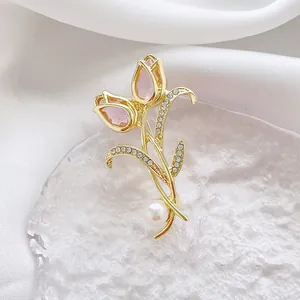 Détail de broche tulipe avec cristaux roses, zircons et une perle blanche élégante