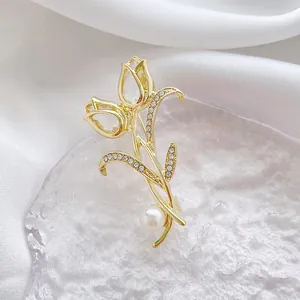 Broche tulipe dorée élégante avec oxydes de zirconium et perle blanche sur soie