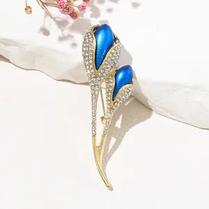 Exquise broche tulipe bleue avec strass scintillants sertis dans un design de fleur dorée