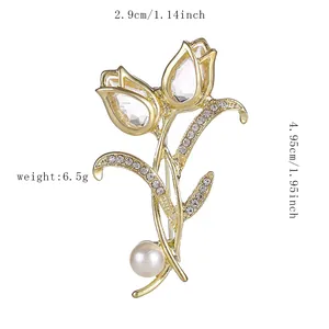 Vue détaillée de la broche tulipe avec dimensions de 2,9 cm par 4,95 cm et zircons