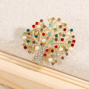 Broche arbre porte-bonheur avec strass colorés et perles sur une base dorée