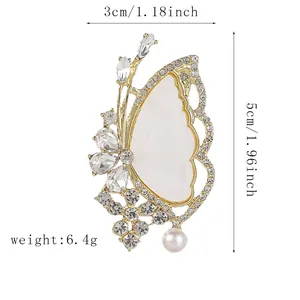 Detailansicht der Schmetterlingsbrosche mit Maßen 3cm Breite und Perlenquaste