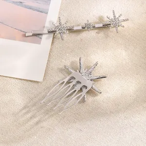 Detailansicht von silbernem Stern-Haarschmuck-Set mit glitzernden Strasssteinen auf Stoff