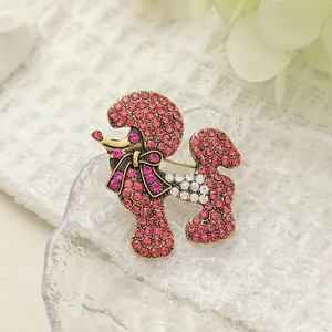 Exquisito broche de caniche con pedrería rosa y blanca en baño de oro vintage