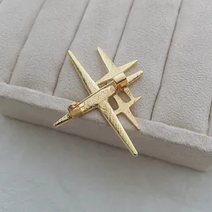 Élégante broche étoile dorée en alliage avec strass et fermoir de sécurité rotatif