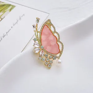 Eleganter Schmetterlingsbrosche mit rosa Marmorflügeln, Kristallen und Perle