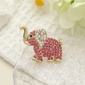 Detalle de un broche de elefante dorado con diamantes rosa y cristales iridiscentes