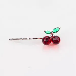 Barrette argentée élégante avec cerises en cristal rouge et feuilles en pierre verte