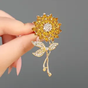 Squisita spilla a girasole dorata con cristalli gialli e strass scintillanti