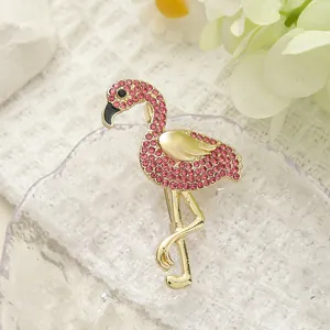 Broche de flamenco con diamantes de imitación rosas sobre base de aleación dorada