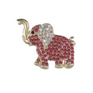 Broche de elefante dorado con pedrería rosa y trompa elevada para estilo elegante