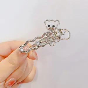 Pinza para el pelo de plata con líneas onduladas y un oso adornado con cristales brillantes
