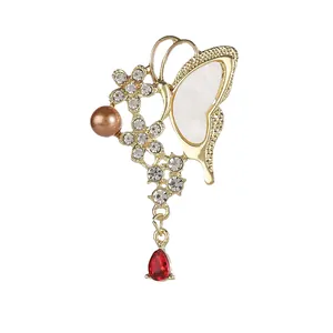 Eleganter Schmetterlings-Brosche in Gold mit Straß, Perlmutt und rotem Edelstein-Tropfen