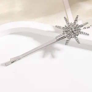 Detail einer silbernen Acht-Sterne-Haarklammer mit glänzenden Strasssteinen im Design