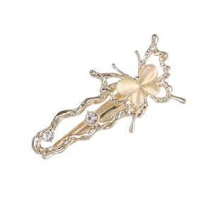 Elegante pinza para el cabello de mariposa dorada con cuentas de piedra luna y diamantes