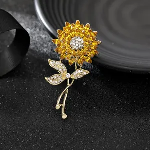 Dettaglio macro di spilla a girasole con cristalli gialli e pavé di diamanti lucidi