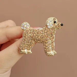 Elegante broche de caniche chapado en oro con cristales champán para moda de mujer