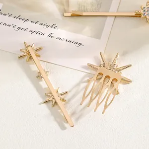 Nahaufnahme goldener Haarklammern mit funkelnden Strasssteinen und Stern-Design