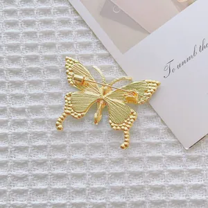 Eleganter Schmetterlings-Anstecknadel in Gold mit Sicherheitsverschluss in Rückansicht