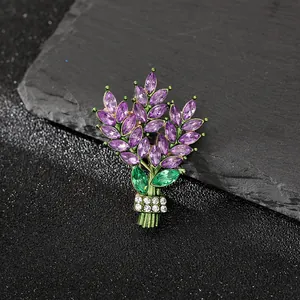 Élégante broche bouquet de lavande avec cristaux violets et tige en strass étincelants