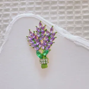 Exquise broche de lavande violette avec cristaux marquise et finition plaquée or