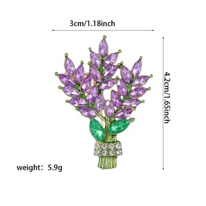 Détail de la broche fleur de lavande violette avec cristaux et base en métal doré
