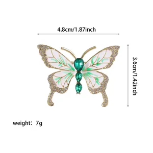 Detailansicht der Schmetterlingsbrosche mit Maßen 4,8cm x 3,6cm und weißem Emaille-Design