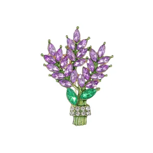 Exquise broche fleur de lavande violette avec pétales en cristal et finition dorée