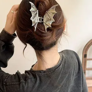 Pince à cheveux gothique en métal argenté en forme d'aile de chauve-souris pour Halloween