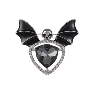 Broche chauve-souris gothique avec crâne et pierre précieuse grise foncée en gros plan