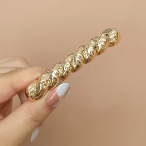 Barrette à cheveux torsadée dorée en métal avec texture martelée pour femme