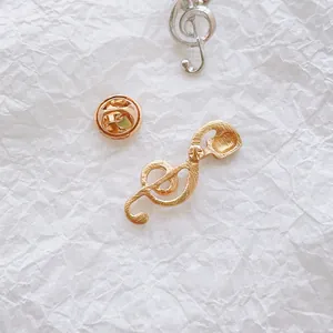 Spille creative a forma di chiave di violino in oro e argento con chiusura a farfalla