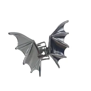 Pince à cheveux gothique argentée en forme d'ailes de chauve-souris au fini métallique