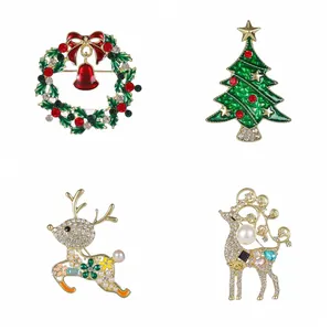 Vue détaillée de quatre broches de Noël avec couronnes en émail, sapins et rennes