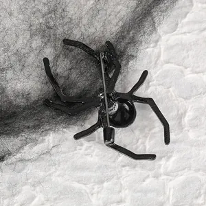 Broche araignée noire gothique sur fond de toile d'araignée pour style mode d'Halloween