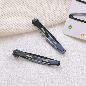 Pinza para el pelo BB de metal negro con bordes ondulados y detalle de corazón