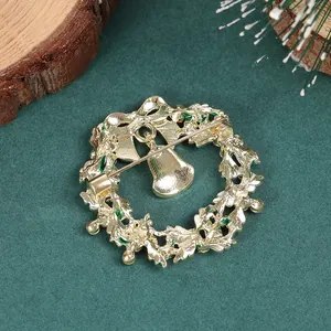 Vue arrière de la broche couronne de Noël avec cloche et fermoir dans un décor festif