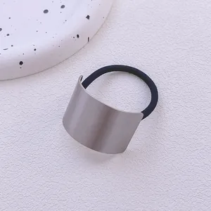 Élastique à cheveux minimaliste avec plaque en métal courbé mat sur un élastique noir