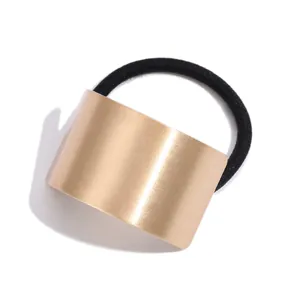 Élastique cheveux minimaliste avec plaque en métal doré mat incurvé et cordon noir robuste