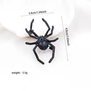 Vue détaillée de la broche araignée noire scintillante indiquant 3,4 cm par 4,9 cm