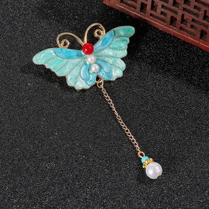 Vintage Schmetterling Brosche mit grünem Emaille und Perlen auf schwarzem Grund