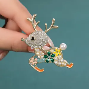 Détail de la broche renne doré avec fleurs en émail et perles d'imitation