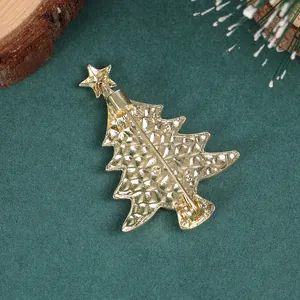 Détail de l'arrière d'une broche sapin de Noël avec fermoir épingle et texture dorée