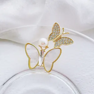 Eleganter Gold-Schmetterling-Brosche mit großer weißer Perle und funkelnden Kristallen