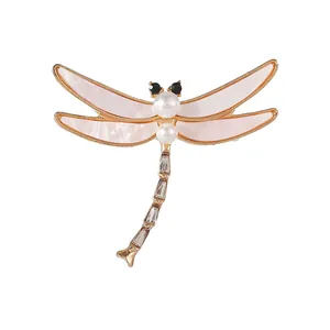 Exquise broche libellule dorée avec accents de perles et strass scintillants pour femme