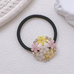 Détail d'un élastique à cheveux haute élasticité avec fleurs colorées et strass