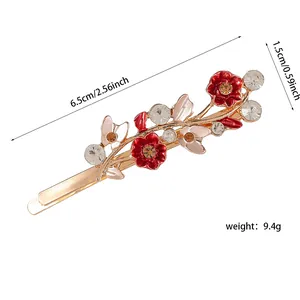Dettaglio del fermaglio a fiori colorati con misure 6,5 cm di lunghezza e 1,5 cm di larghezza