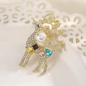 Détail de la broche cerf avec strass, pierres précieuses colorées et perle