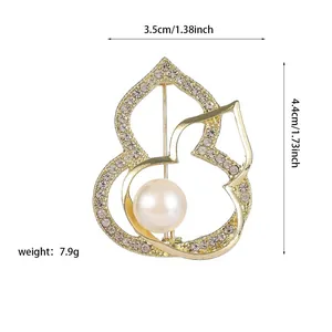 Détails de la broche calebasse montrant 4,4cm de hauteur et 3,5cm de largeur avec cristaux