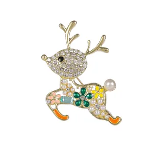 Broche cerf de Noël avec strass et perles blanches sur métal doré brillant